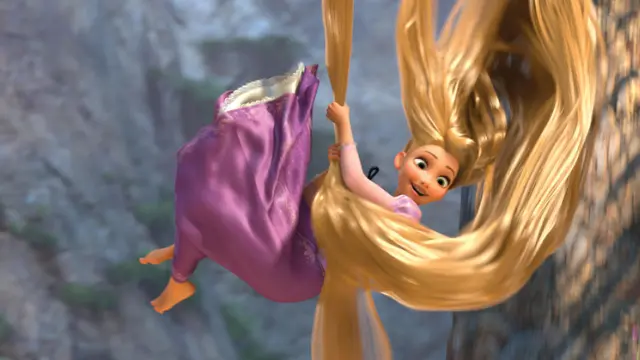 Rapunzel usa sus largos cabellos para agarrarse en plena caída