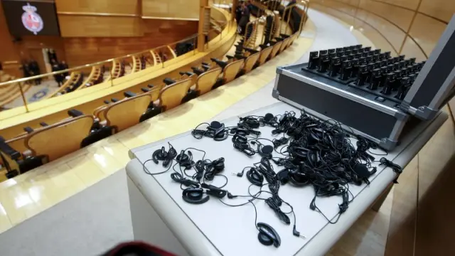 Auriculares utilizados para la traducción en el Senado.
