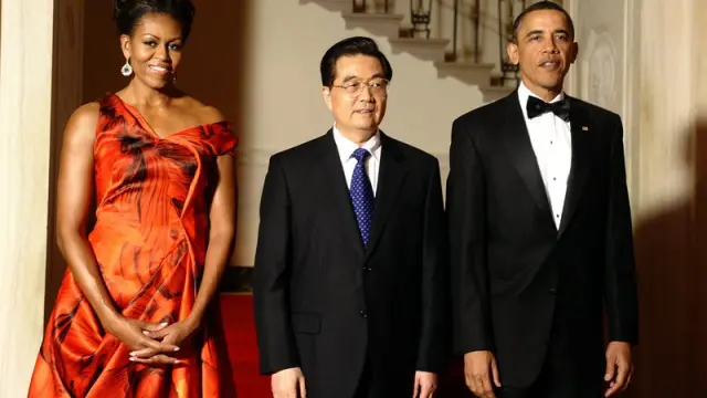 Michelle Obama con su vestido rojo, junto a Hu Jintao y su marido, Barack Obama