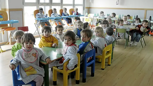 Los alumnos de la escuela infantil a la hora de la comida