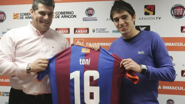 Toni posa con la camiseta de la SD Huesca, hoy en su presentación