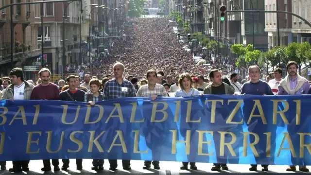 Manifestación convocada por la Udalbiltza de Batasuna, en 2003.