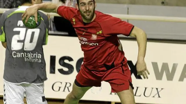 Emilio Esteban realiza un lanzamiento durante el partido con el Torrelavega.