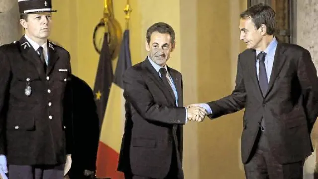 Nikolas Sarkozy y José Luis Rodríguez Zapatero se saludan antes de comenzar el encuentro.