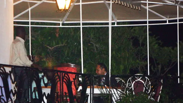 Jean Claude Duvalier, cenando en un restaurante de Puerto Príncipe