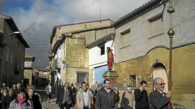 Procesión de San Sebastián, por las calles de Biscarrués, hace dos años.