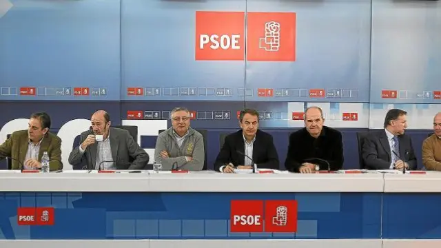 De izquierda a derecha, Gómez, Rubalcaba, Blanco, Zapatero, Cháves, Iglesias y Zarrías, ayer en la reunión