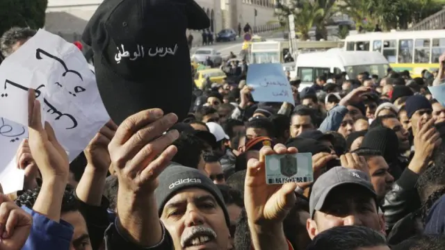 Policías tunecinos se manifiestan por las calles del país.