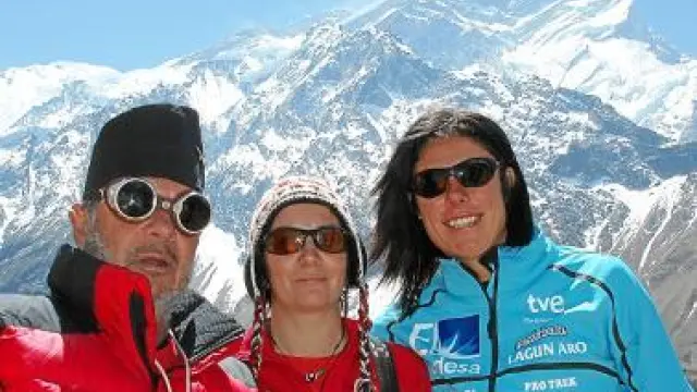 Los doctores Nerín y Morandeira, con Edurne Pasaban, en el Annapurna.