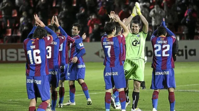 Los futbolistas del Huesca, fundidos en un aplauso recíproco con los aficionados tras la victoria del pasado sábado sobre el Albacete.