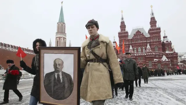 Algunos rusos conmemoran el 87 aniversario de la muerte de Lennin junto a su mausoleo.