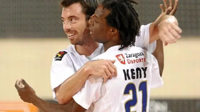 Nano Modrego se abraza a Keny en la celebración de un gol.