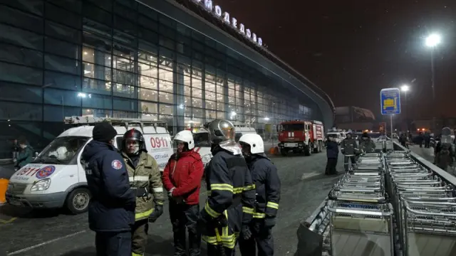 Bomberos y personal de emergencias en el exterior de la terminal del aeropuerto de Domodedovo.