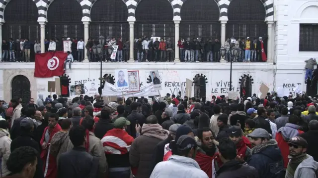 Miles de manifestantes agolpados ante el Palacio del Gobierno de Túnez, hoy