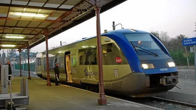Un tren regional, en la estación de Olorón, tras reabrirse el tramo Pau-Olorón el pasado lunes.