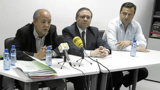 Miguel Ángel Fustero, primero por la izquierda, durante su presentación como delegado provincial del Comité de Árbitros.