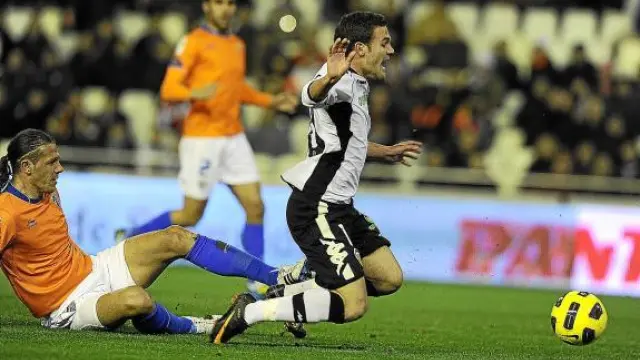 El defensa del Málaga Demichelis comete un penalti sobre Mata en el último partido de Liga.