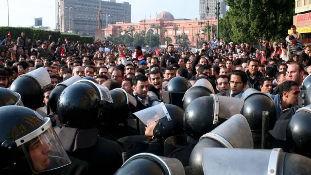 La Policía intenta frenar las protestas en El Cairo