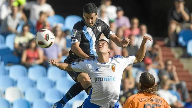 Fernando remata a gol ante la oposición de Obradovic y la inacción de Leo Franco en el Zaragoza-Málaga de la primera vuelta.
