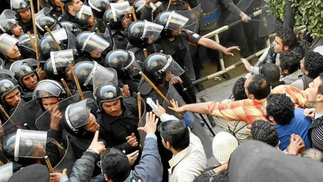 Las fuerzas de seguridad se enfrentan a los manifestantes, ayer en el centro de El Cairo.