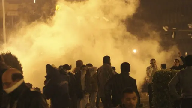 Una nube de gas lacrimógeno cubre a un grupo de manifestantes en El Cairo