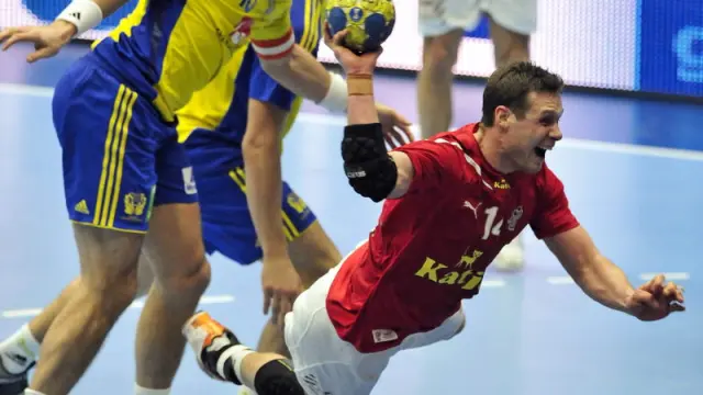 Michael Knudsen, jugador de la selección danesa de balonmano, disparando a gol