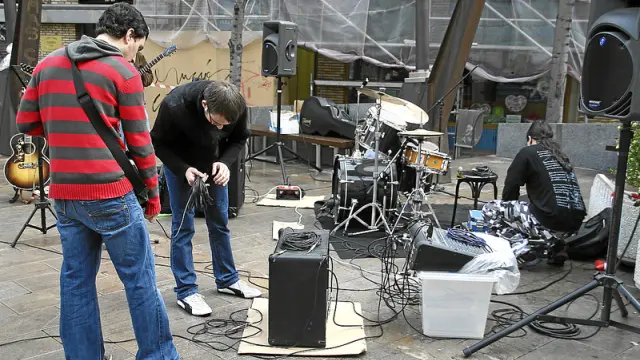 Un grupo prepara los instrumentos para tocar, en una imagen de archivo del Roscón Rock 2009