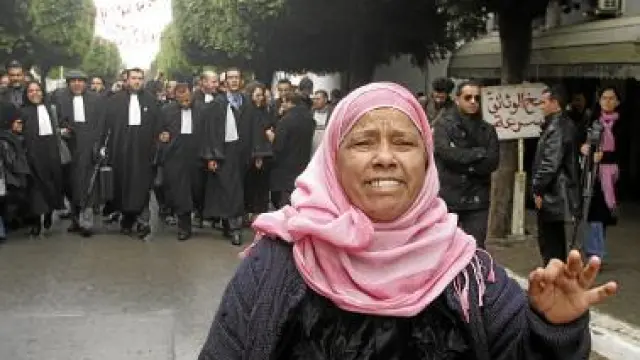 Una mujer protesta junto abogados con toga, los pasados días en Túnez.