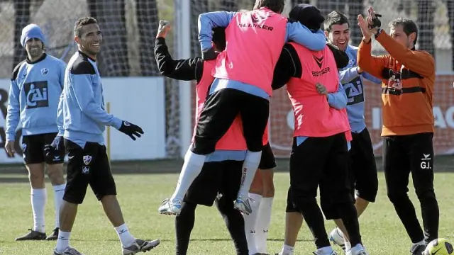 Varias futbolistas del Huesca expresan su alegría durante un momento distendido de un entrenamiento.