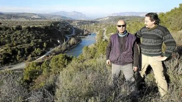 Antonio Estachod y Fermín Ortas, de Biscarrués, en el sitio de la presa.