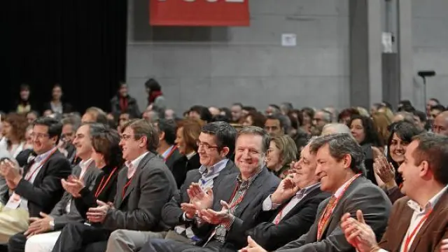 Marcelino Iglesias, cuarto por la derecha, ayer, junto a otros presidentes autonómicos.