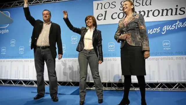 Antonio Torres, Ana Alós y Luisa Fernanda Rudi en el acto de presentación en Huesca.