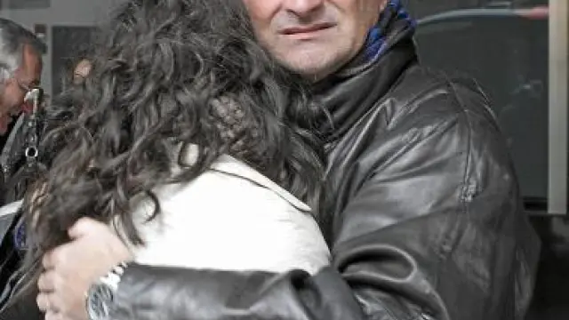 Anselmo Sánchez, emocionado al abrazar a su hija Yolanda.