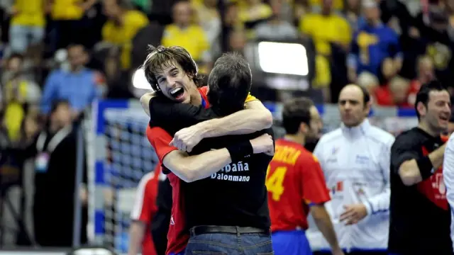 El jugador español Viran Morros (i) abraza al seleccionador de balonmano de España, Valero Rivera.