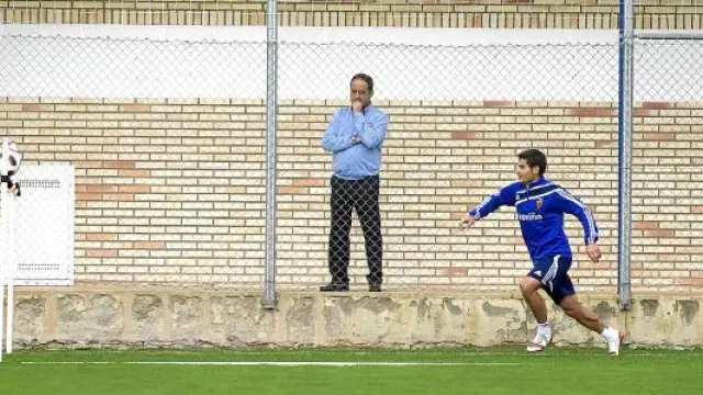 Agapito Iglesias, en un entrenamiento en la Ciudad Deportiva, observa a Diogo, Paredes y Sinama-Pongolle.