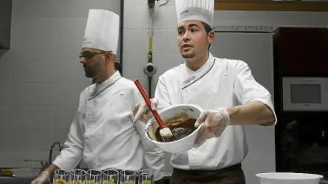 Raúl Bernal muestra un fondo de chocolate durante el taller.