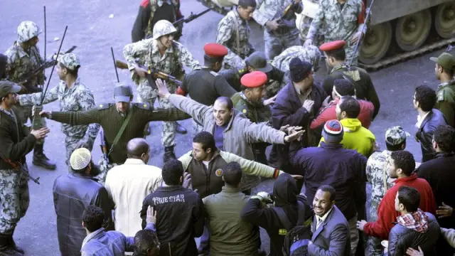 grupo de soldados discutiendo con unos manifestantes en la plaza Al Tahir en el centro de El Cairo