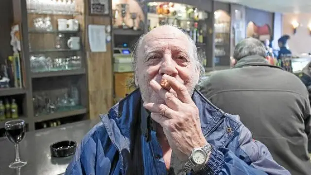 Miguel Garza, uno de los clientes del Kresala, fumando ayer por la mañana en el local.