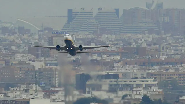 Un avión despega del aeropuerto de Manises; un controlador le habrá indicado la pista, la dirección y el ángulo de despegue