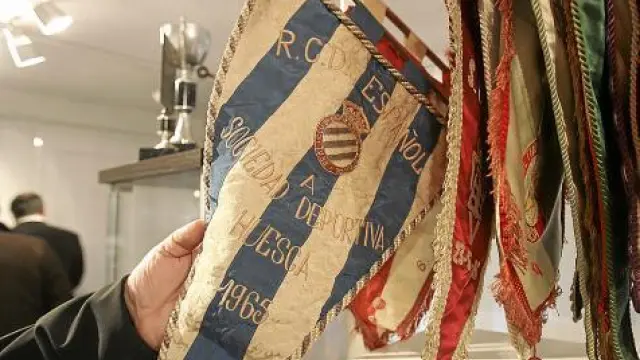 En el museo se encuentra una amplia colección de banderines de equipos rivales.