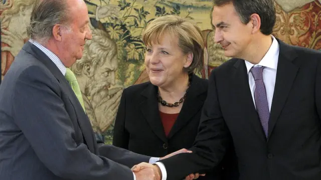 El Rey saluda a Angela Merkel, junto a José Luis Rodrígue Zapatero