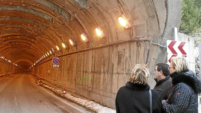 Vicente y Almunia, a la derecha, visitaron ayer el túnel de Bielsa