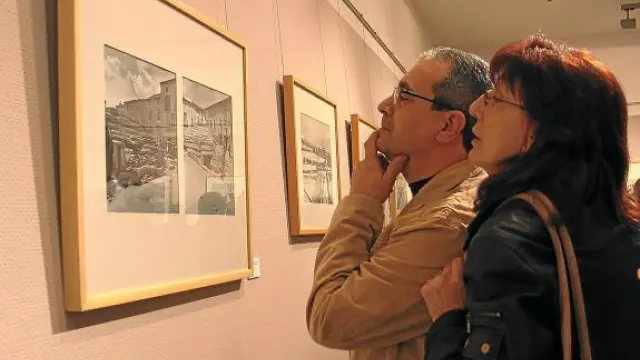 Público asistente a la exposición fotográfica que hace un recorrido de la historia de Binéfar.