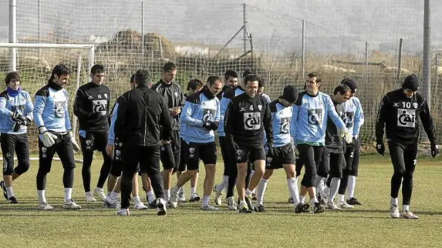 Varios de los futbolistas de la Sociedad Deportiva Huesca, al comienzo de una sesión de entrenamiento en el Instituto Montearagón.