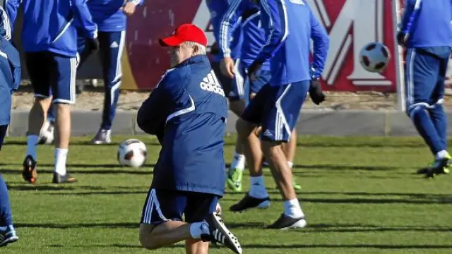 Javier Aguirre observa los ejercicios con balón de los jugadores en la Ciudad Deportiva.