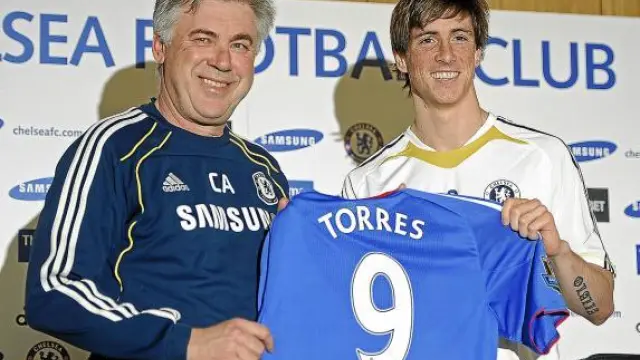 Fernando Torres posa junto a Ancelotti con la camiseta del Chelsea, ayer en su presentación.