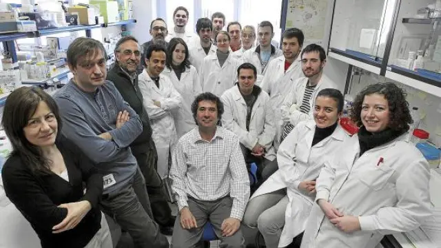 Alberto Anel -sentado en el centro-, con el grupo del departamento de Bioquímica.