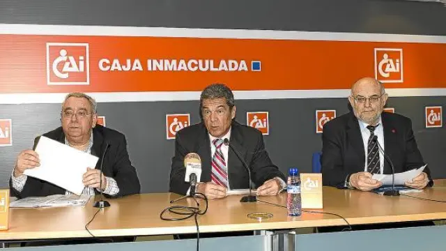 Gironella, Ruiz y Ferrer, en el acto celebrado en la mañana de ayer en la CAI.