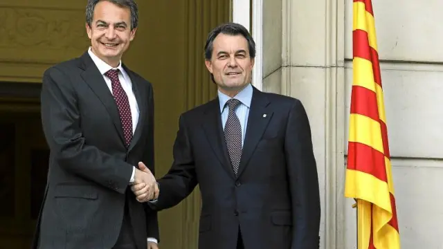 Rodríguez Zapatero saluda a Artur Mas momentos antes de la reunión en La Moncloa.