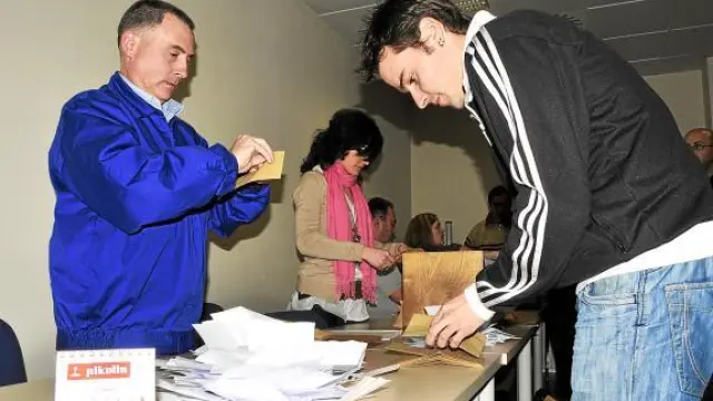 Imagen del recuento de votos en el referendum de Pikolin, celebrado ayer en la fábrica.